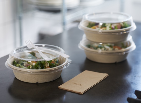 Bagasse Salatboxen von BioPak mit nachhaltiger Serviette von Duni
